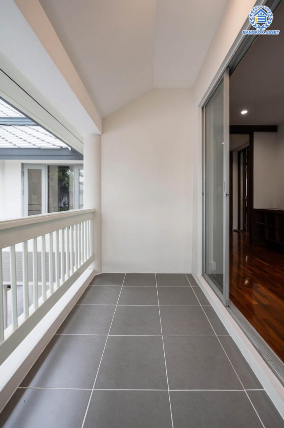 บ้านมือสองตกแต่งใหม่ โครงการ โนเบิล วานา วัชรพล ดีไซน์สุดโดดเด่น เนื้อที่ 101 ตร.ว. ฟังก์ชันจัดเต็ม 3 ห้องนอน 4 ห้องน้ำ 1 ห้องแม่บ้าน จอดรถได้ 2 คัน บนทำเลเดินทางสะดวก ใกล้เซ็นทรัลรามอินทรา, จุดขึ้นทางด่วน "สุขาภิบาล5-1" และรถไฟฟ้าสายสีชมพู "สถานีวัชรพล"